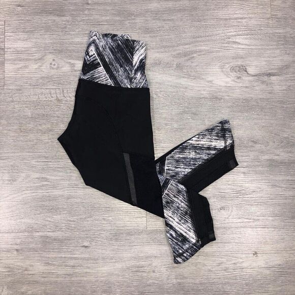 Lululemon Pants - Lululemon Women’s Size 4 Hot To Street Crop Capri Black White Athletica Leggings